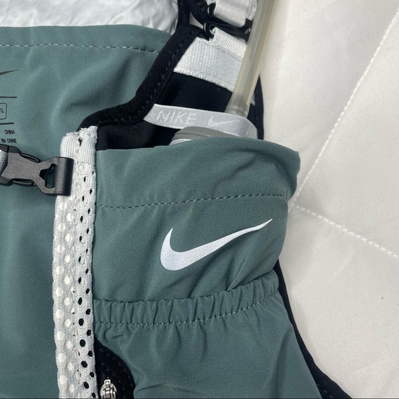 New Women Kiger Running Vest 4.0
Medium/Large
Hasta/Black/Pure Platinum/Silver - Picture 5 of 15